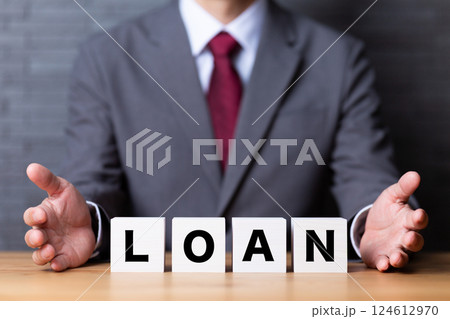 LOANのブロックとスーツを着たミドル男性ビジネスマン 124612970