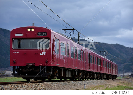 播但線を走る103系3500番台普通電車4両 124613286