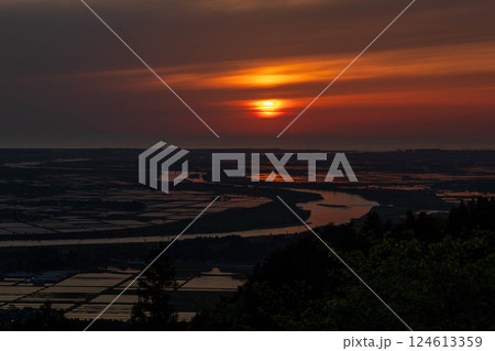 水田と大河を照らす夕日 水田と大河を照らす夕日 124613359
