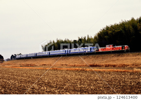 2007年　参宮線を走るDD511183の牽く12系団臨 124613400