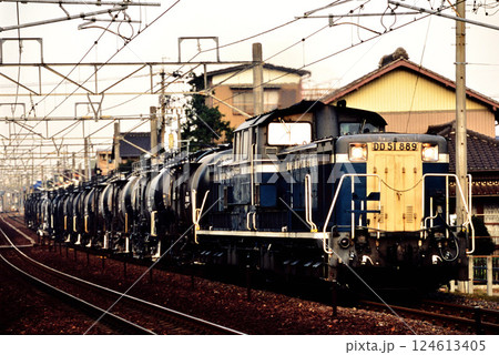 2007年　関西本線を走るDD51889セメント輸送列車 124613405