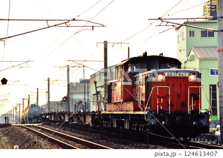 2007年　関西本線を走るDD51847コンテナ貨物列車 124613407