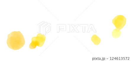 黄色とオレンジの花びら舞い散るような水彩の滲んだドットあしらいイラスト 124613572