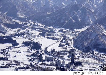 岩原スキー場リフト頂上部より雪の中里、土樽方面の扇状地を眺める 124614153