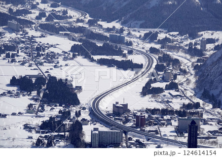 岩原スキー場リフト頂上部より雪の中里、土樽方面の扇状地を眺める 124614154