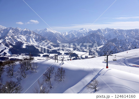 スキー場山頂付近からゲレンデリフト、町並み、遠く谷川連峰を遠望する スキー場山頂付近からゲレンデリフト、町並み、遠く谷川連峰を遠望する 124614160