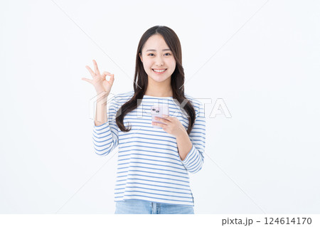 スマホを使う若い女性 スマホを使う若い女性 124614170