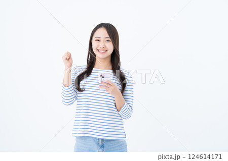 スマホを使う若い女性 124614171
