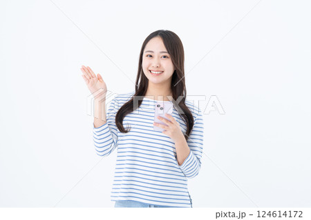 スマホを使う若い女性 124614172