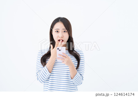 スマホを使う若い女性 124614174