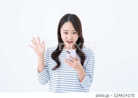 スマホを使う若い女性 スマホを使う若い女性 124614178