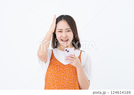 スマホを使う若い女性 124614189