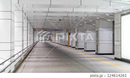新宿駅西口から都庁へと向かう地下通路 124614261