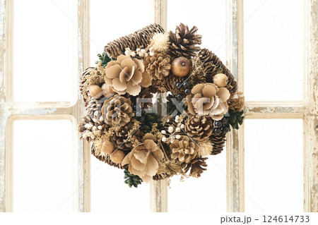 窓辺に飾られたクリスマスリース　クリスマスイメージ 124614733
