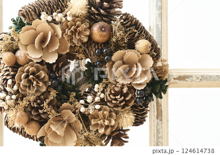 窓辺に飾られたクリスマスリース クリスマスイメージ 窓辺に飾られたクリスマスリース クリスマスイメージ 124614738