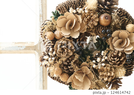 窓辺に飾られたクリスマスリース　クリスマスイメージ 124614742