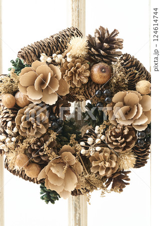 窓辺に飾られたクリスマスリース　クリスマスイメージ 124614744