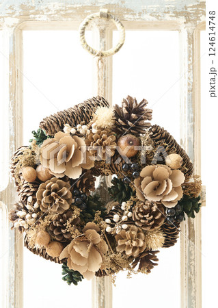 窓辺に飾られたクリスマスリース　クリスマスイメージ 124614748