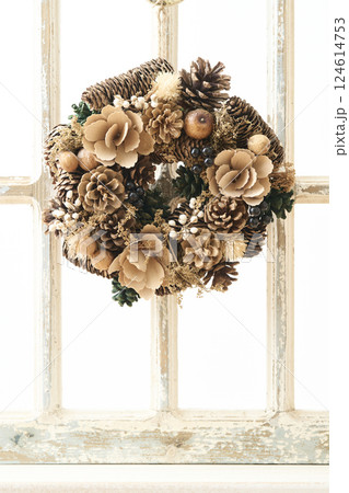窓辺に飾られたクリスマスリース　クリスマスイメージ 124614753