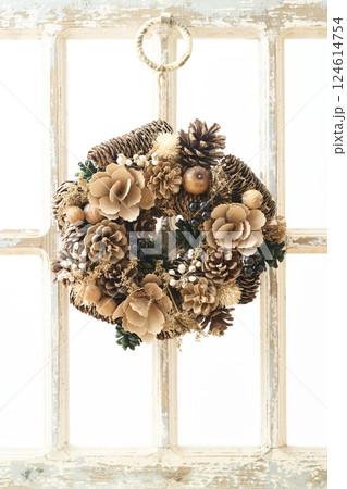 窓辺に飾られたクリスマスリース クリスマスイメージ 窓辺に飾られたクリスマスリース クリスマスイメージ 124614754