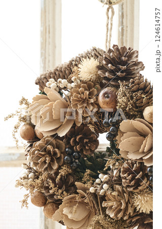 窓辺に飾られたクリスマスリース　クリスマスイメージ 124614757