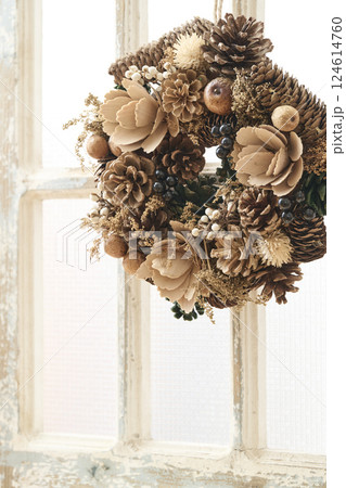窓辺に飾られたクリスマスリース　クリスマスイメージ 124614760