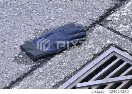 日本の横浜都市景観 手袋の落とし物…雨上がり、車が通り過ぎる道路（横断歩道）の脇に…（※非演出） 124614820