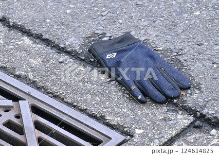 日本の横浜都市景観 手袋の落とし物…雨上がり、車が通り過ぎる道路(横断歩道)の脇に…(※非演出) 日本の横浜都市景観 手袋の落とし物…雨上がり、車が通り過ぎる道路(横断歩道)の脇に…(※非演出) 124614825