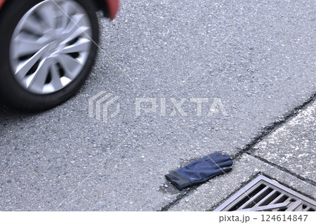 日本の横浜都市景観 手袋の落とし物…雨上がり、車が通り過ぎる道路（横断歩道）の脇に…（※非演出） 124614847