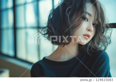 美容院で撮影する女性「AI生成画像」 124615083