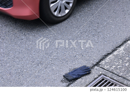 日本の横浜都市景観 手袋の落とし物…雨上がり、車が通り過ぎる道路(横断歩道)の脇に…(※非演出) 日本の横浜都市景観 手袋の落とし物…雨上がり、車が通り過ぎる道路(横断歩道)の脇に…(※非演出) 124615100