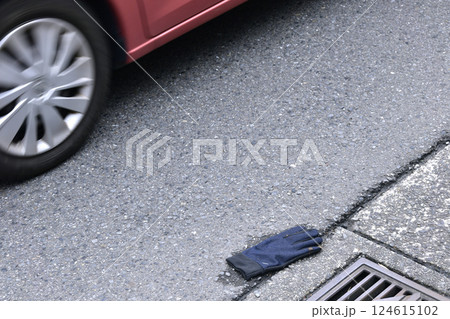 日本の横浜都市景観 手袋の落とし物…雨上がり、車が通り過ぎる道路(横断歩道)の脇に…(※非演出) 日本の横浜都市景観 手袋の落とし物…雨上がり、車が通り過ぎる道路(横断歩道)の脇に…(※非演出) 124615102