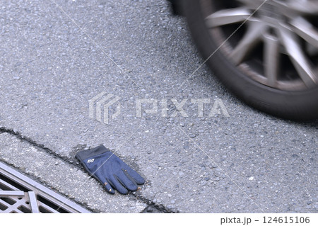 日本の横浜都市景観 手袋の落とし物…雨上がり、車が通り過ぎる道路(横断歩道)の脇に…(※非演出) 日本の横浜都市景観 手袋の落とし物…雨上がり、車が通り過ぎる道路(横断歩道)の脇に…(※非演出) 124615106