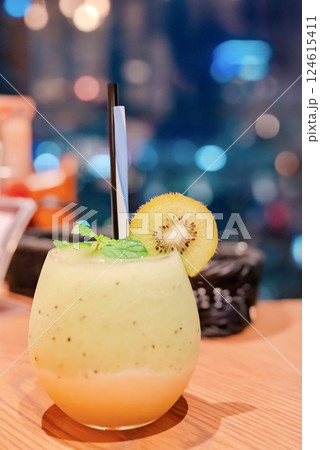 夏の夜に飲むキウイスムージー 夏の夜に飲むキウイスムージー 124615411