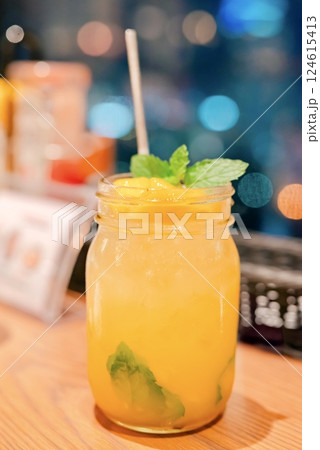 夏の夜に飲むマンゴー&オレンジスムージー 124615413