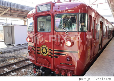 小諸駅に停車中の観光列車「ろくもん」 124615426