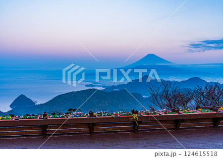 【静岡県】葛城山山頂から望む富士山 秋 夜明け 【静岡県】葛城山山頂から望む富士山 秋 夜明け 124615518