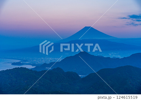 【静岡県】葛城山山頂から望む富士山 秋 夜明け 【静岡県】葛城山山頂から望む富士山 秋 夜明け 124615519