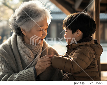 幼児を育児するシニア 幼児を育児するシニア 124615680