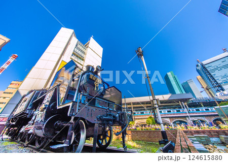 日本の東京都市景観　新橋駅前の新橋SL広場や汐留の超高層ビル群などを望む 124615880