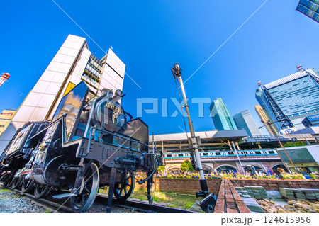 日本の東京都市景観　新橋駅前の新橋SL広場や汐留の超高層ビル群などを望む 124615956