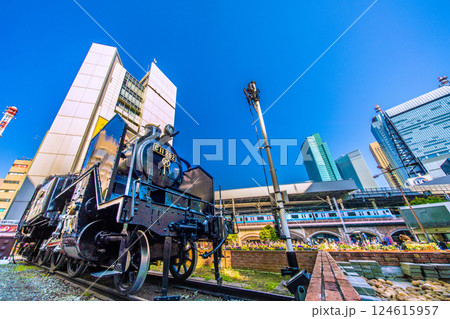 日本の東京都市景観 新橋駅前の新橋SL広場や汐留の超高層ビル群などを望む 日本の東京都市景観 新橋駅前の新橋SL広場や汐留の超高層ビル群などを望む 124615957
