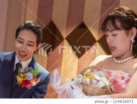 プレゼントを渡す新郎新婦 124616071