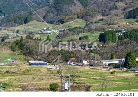 春空の田園風景に映える あまてらす鉄道「高千穂の風をスーパーカート」宮崎県西臼杵郡高千穂町大字三田井 春空の田園風景に映える あまてらす鉄道「高千穂の風をスーパーカート」宮崎県西臼杵郡高千穂町大字三田井 124616101