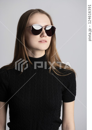 Brunette beautiful woman close-up portrait with sunglasses 124616391