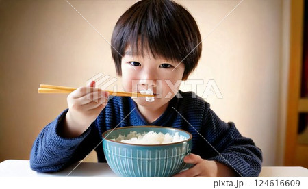 ご飯をほうばる男の子 124616609