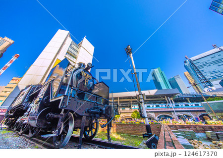 日本の東京都市景観 新橋駅前の新橋SL広場や汐留の超高層ビル群などを望む 日本の東京都市景観 新橋駅前の新橋SL広場や汐留の超高層ビル群などを望む 124617370