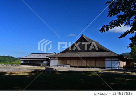 快晴の青空をバックに建つ大書院 快晴の青空をバックに建つ大書院 124617638