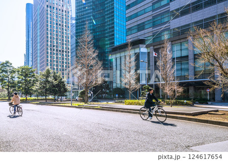 日本の東京都市景観 逆走…なぜか急増するルール無視自転車…コロナ禍前には見かけなかった光景…=汐留 日本の東京都市景観 逆走…なぜか急増するルール無視自転車…コロナ禍前には見かけなかった光景…=汐留 124617654