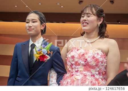 笑顔の新郎新婦 笑顔の新郎新婦 124617656
